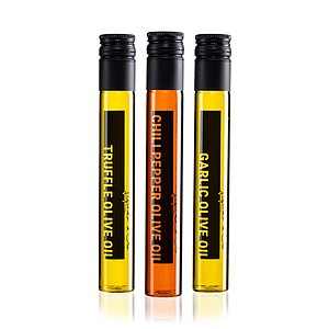 3-Piece olive oil box filled with 3 glass 100 ML tubes of flavourful olive oils from Liquido dOro. The craft giftbox includes truffle, chili pepper and garlic olive oils.