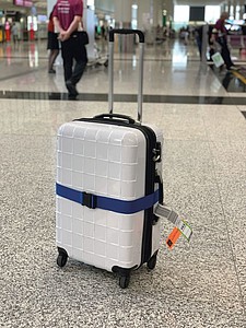 Adjustable luggage strap