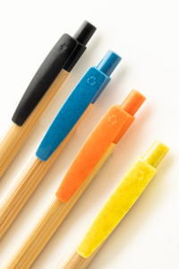 FIODOR Bambusová propiska s modrou náplní a žlutým klipem