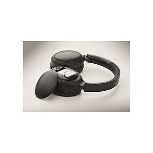 Foldable headphones in pouch