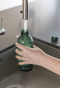 Leakproof water bottle with metallic lid