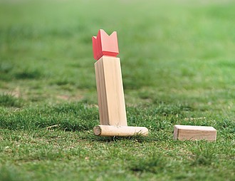 Pinewood outdoor throwing game
