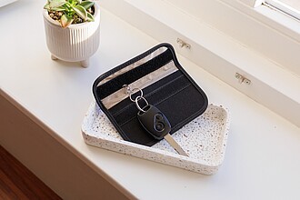 Recycled key and card pouch Ripple, black