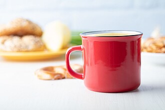 Retro keramický hrnek s černým okrajem 300 ml, červený/bílý uvnitř