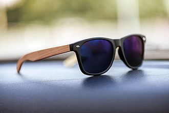 Sunglasses with wooden-look temples