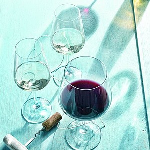 VANILLA SEASON PAPUA Gift box with two red wine glasses and space for bottle of wine