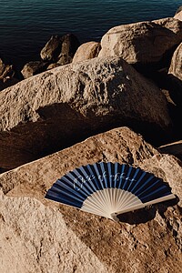 VINGA Out of office hand fan, navy