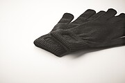 Knitted gloves in soft stretchable RPET polyester