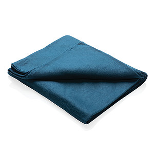Fleece blanket in pouch