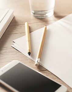 Long lasting inkless pen