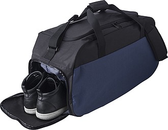 Polyester (600D) sports bag with large main compartment and zippered pocket on the side.