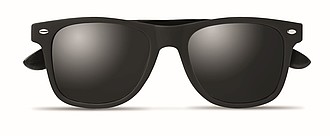 Sunglasses with bamboo arms